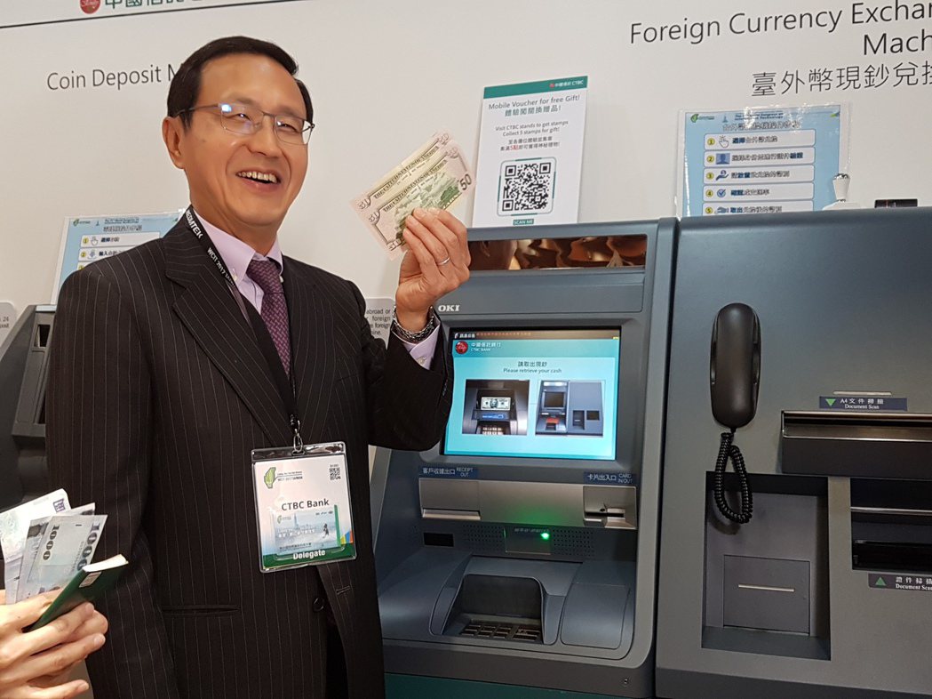 中國信託商銀總經理陳佳文使用台外幣提款機，換到美元 。 記者孫中英／攝影