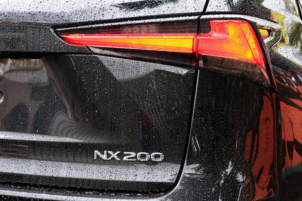 首度導入台灣市場的NX200，在車尾右下角有銘牌彰顯身分。 記者陳威任／攝影
