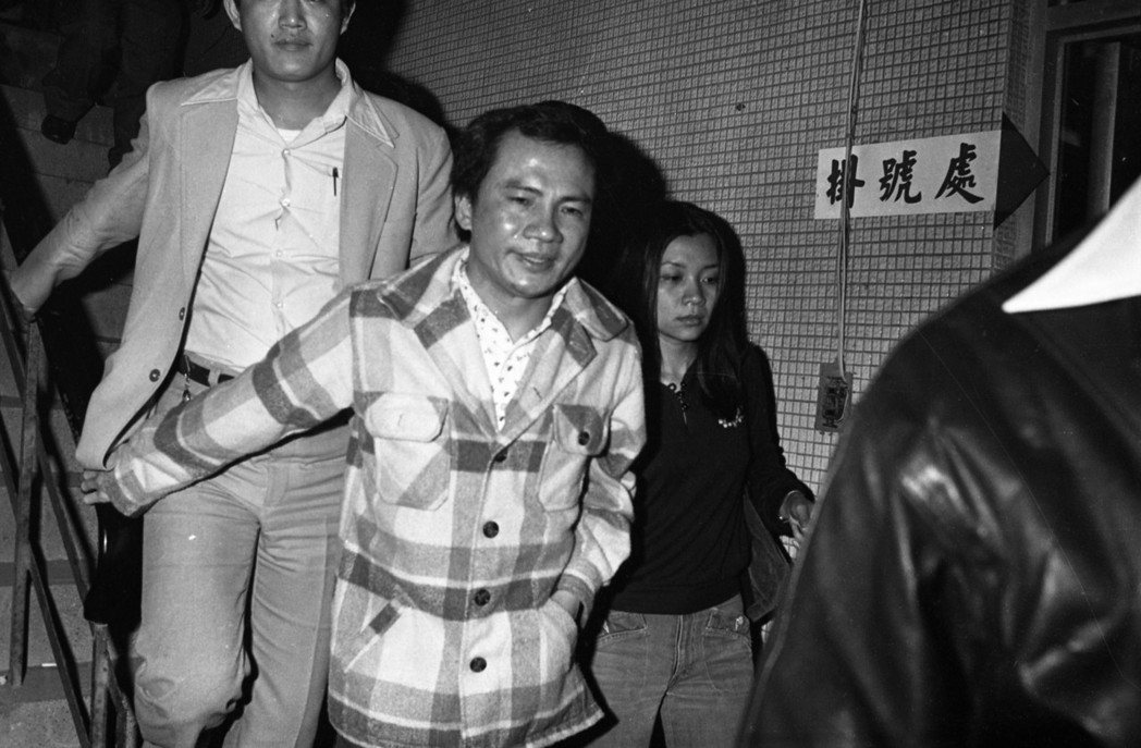 林義雄（穿格子外套者）1980年至台北仁愛醫院，探望在林宅命案中逃脫死難的大女兒...