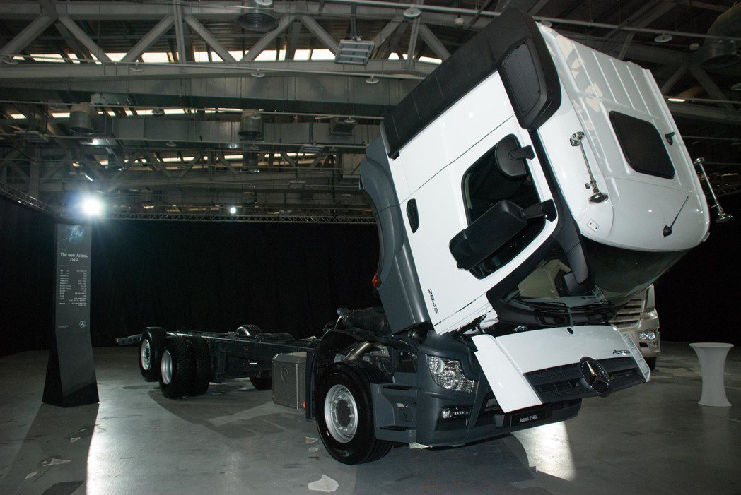 The new Actros車系中多樣車款，包含4×2曳引車、6×2曳引車、6×...