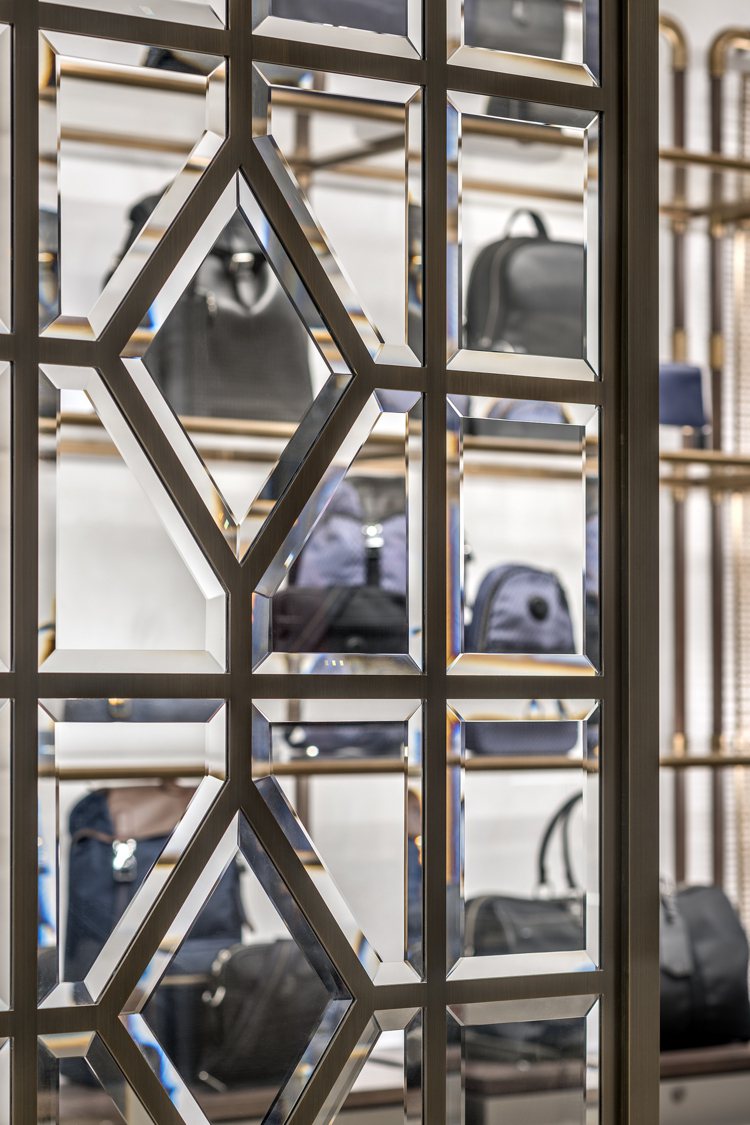 融入斜邊網格玻璃設計、並重現dunhill經典打火機和機刻花紋配飾中的招牌金屬製品格調，是dunhill北京SKP全新概念店的特色。圖／dunhill提供
