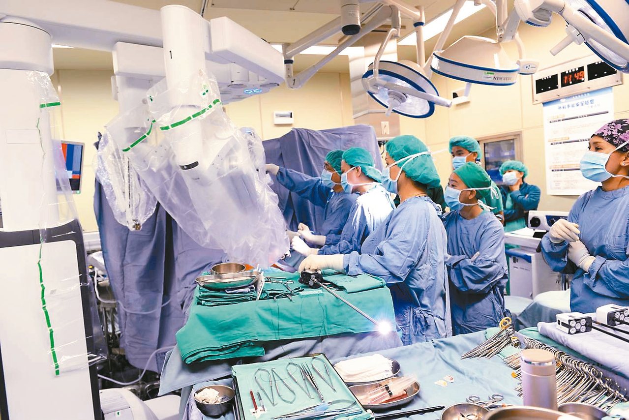台北慈濟心血管醫學中心主任張燕以達文西手臂為患者進行冠狀動脈繞道手術。