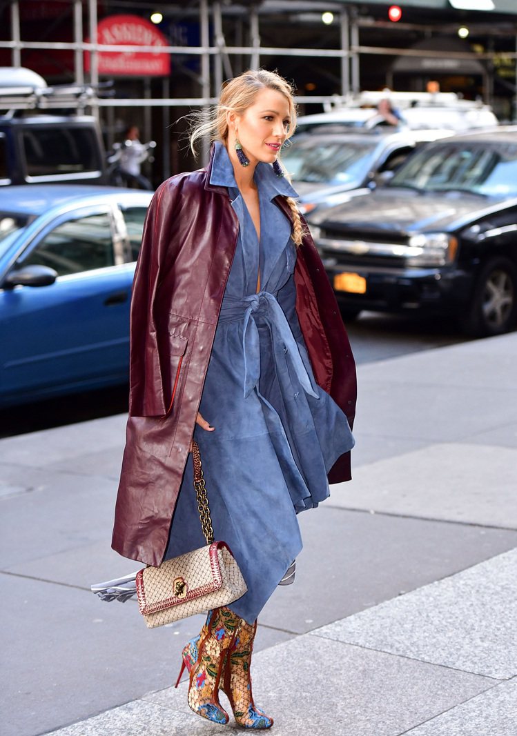 布蕾克萊佛莉穿Bottega Veneta 2018早春酒紅皮大衣配藍色洋裝，拎上同品牌Olimpia Knot絨面/萬花筒水蛇皮肩背包，腳踩Gucci印花靴款。圖／Bottega Veneta提供