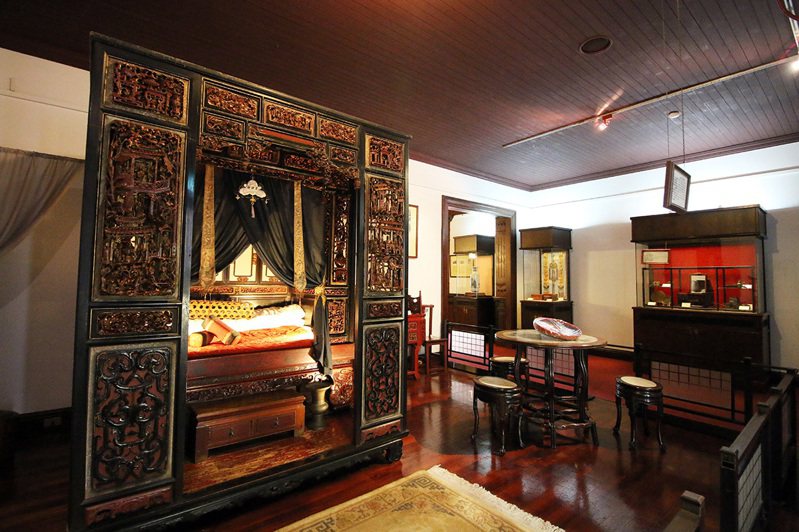 鹿港民俗文物館內的雙進式紅眠床，上有鏤雕描金圖飾，十分精緻。
