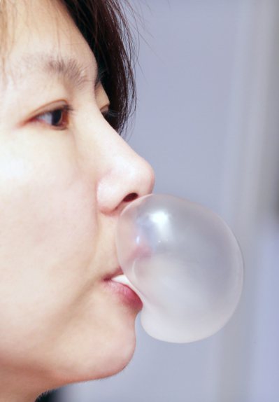 日本近期推出「記憶力口香糖」，受到關注，但食藥署表示，食品不得涉及誇大療效。 圖...
