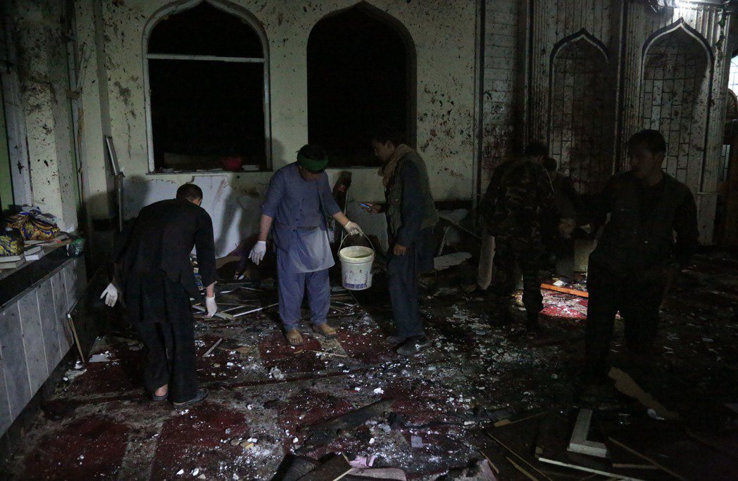 阿富汗西部古爾省和首都喀布爾兩座清真寺20日遭襲，造成至少72人喪生。 新華社