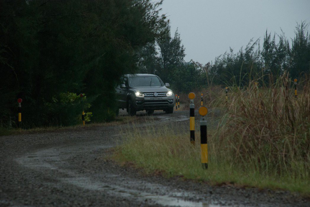 Volkswagen Amarok行走在泥濘的碎石道路。記者林昱丞／攝影
