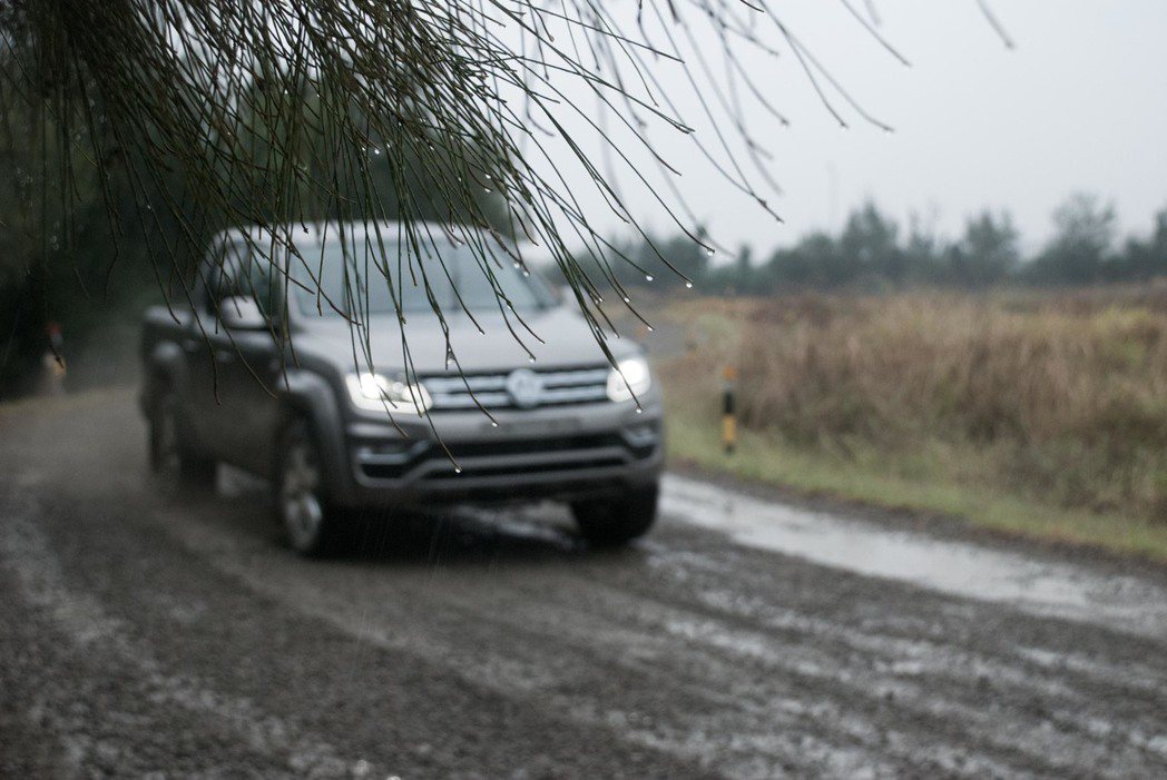 Volkswagen Amarok行走在泥濘的碎石道路。記者林昱丞／攝影