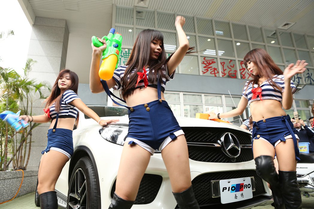 洗車辣妹熱舞。圖／台北市承德汽車商圈發展促進會提供