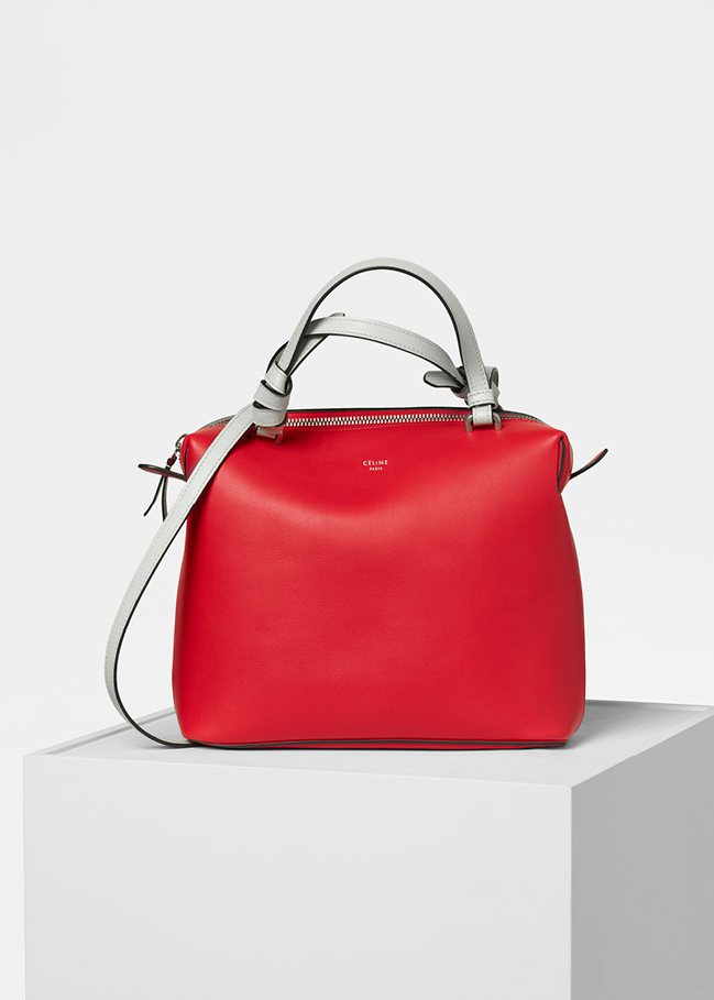 Soft Cube亮紅色小牛皮肩背提包，售價63,000元。圖／CÉLINE提供