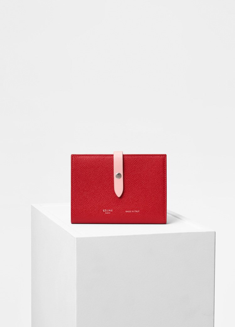 Strap亮紅色小牛皮中夾，售價22,500元。圖／CÉLINE提供