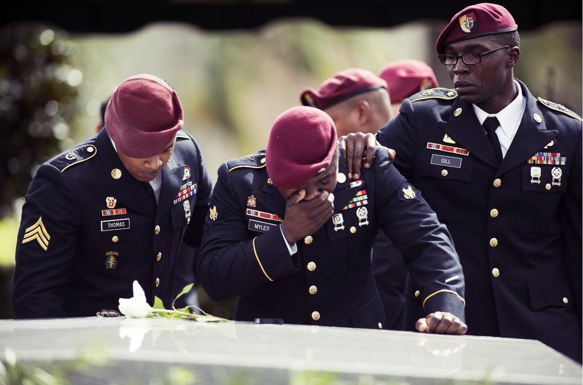 22日強森中士的喪禮上，為他悲泣送行的美軍同袍。 圖／法新社