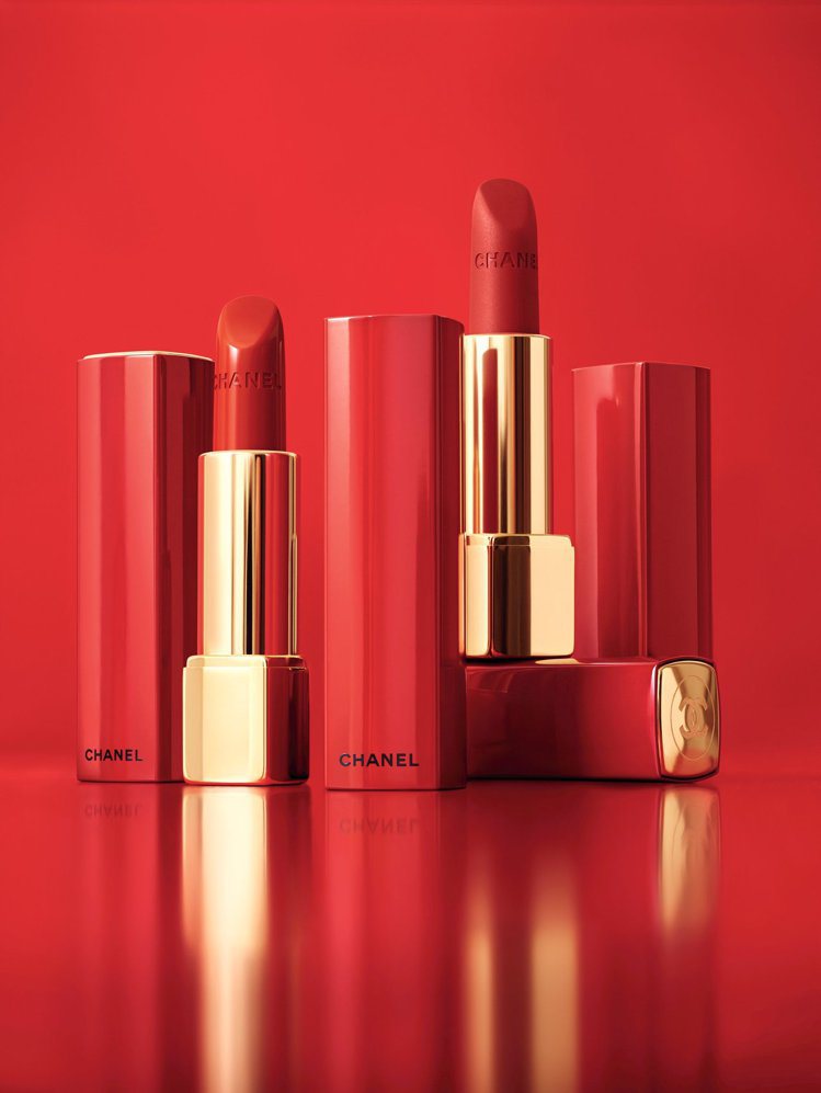 「超炫耀的」系列唇膏是香奈兒人氣商品，今年耶誕限量系列一次推出四款色系，以紅色漆釉管身全新登場，增添魅惑高雅質感。圖／香奈兒提供