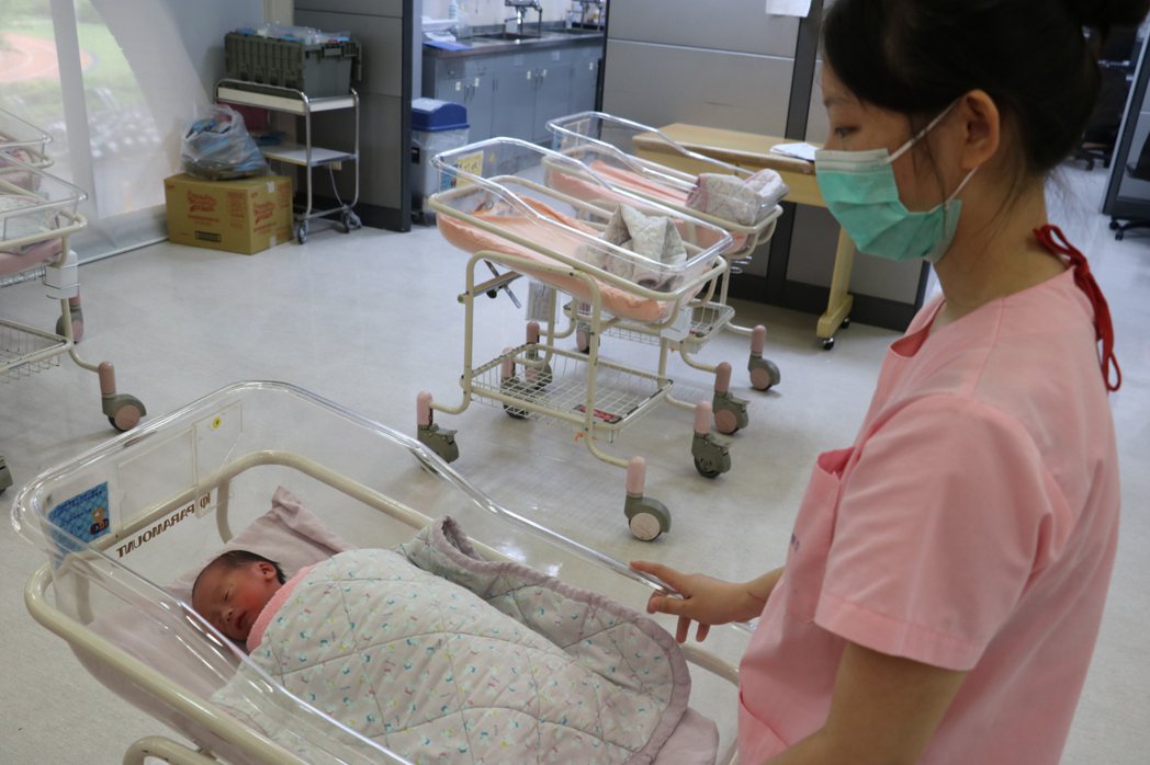 據統計，10月出生的新生兒數，連續5年居全年第一、二名。圖為護理師細心照顧雙十寶...