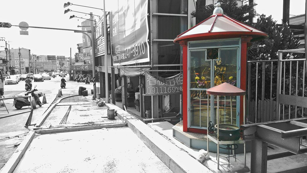 台南永康菩薩堂，有如寄生在人行道旁的電話亭裡。 圖／野人文化提供