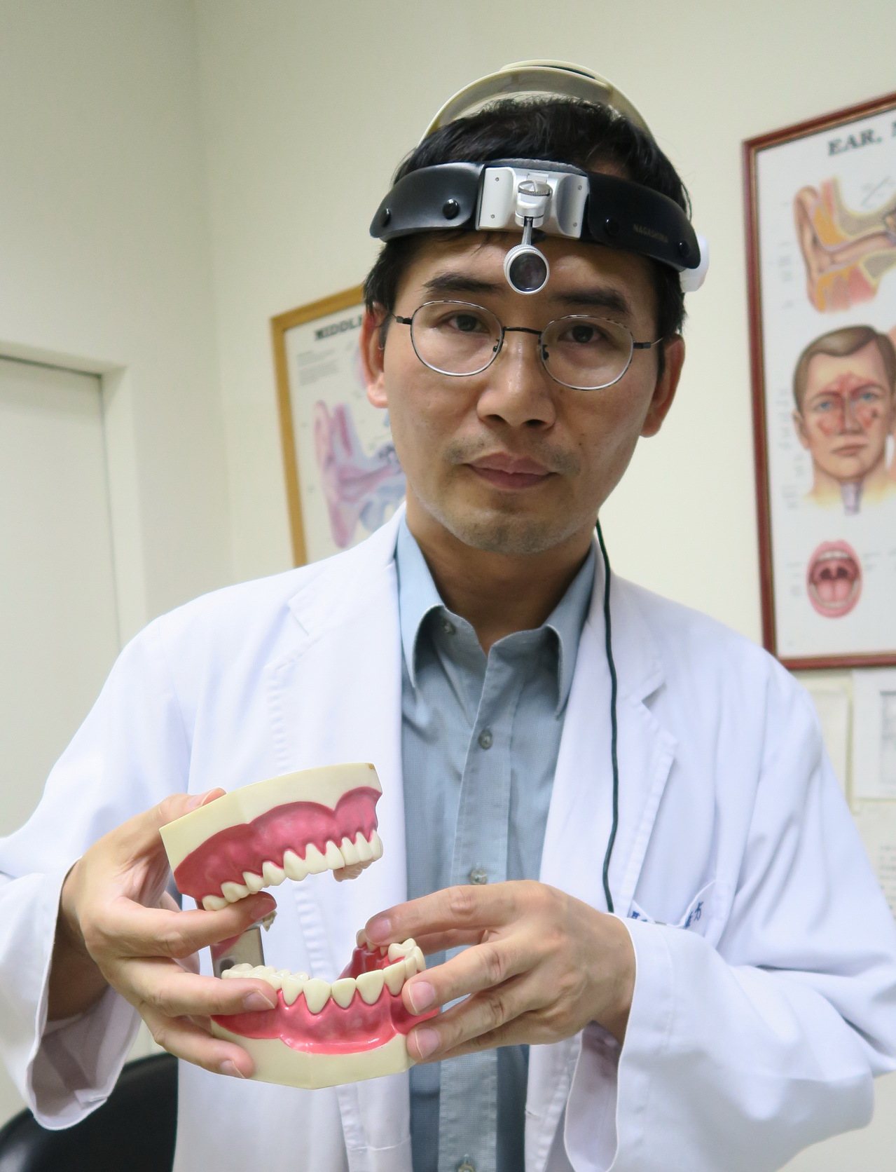 彰化醫院耳鼻喉科主任許嘉方說，半口假牙若製作有缺失，容易造成咬合不正。記者何烱榮／攝影