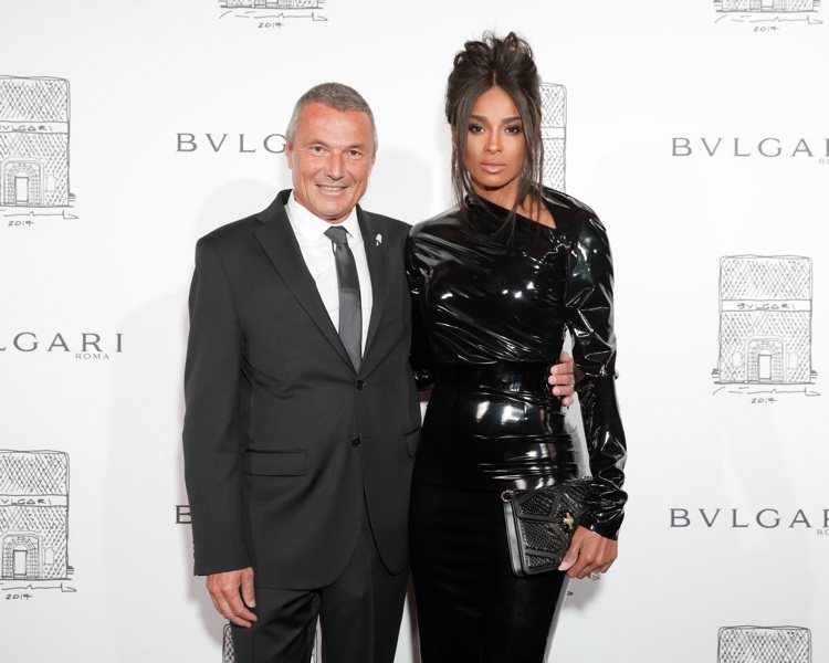 寶格麗全球總裁Jean Christophe_Babin與美國知名女歌手Ciara於寶格麗紐約第五大道全新旗艦店盛大改裝派對活動合影。圖／BVLGARI提供