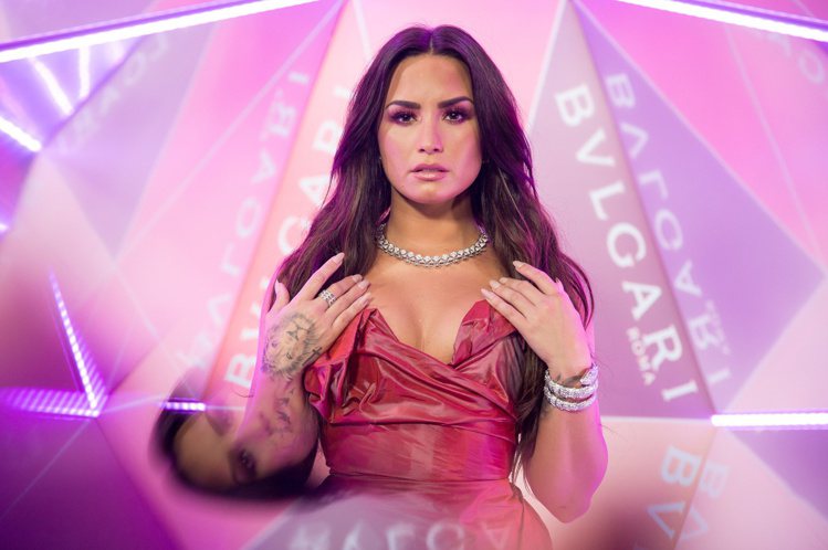 美國知名女歌手Demi_Lovato配戴Divas Dream白K金鑽石項鍊與Serpenti系列白K金鑽石手環與戒指出席BVLGARI晚宴。圖／BVLGARI提供