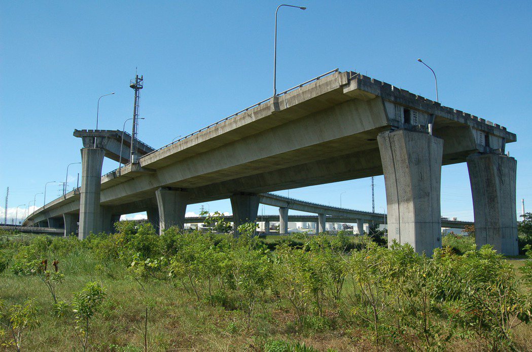 國5蘇澳交流道出現兩道斷橋。 報系資料照