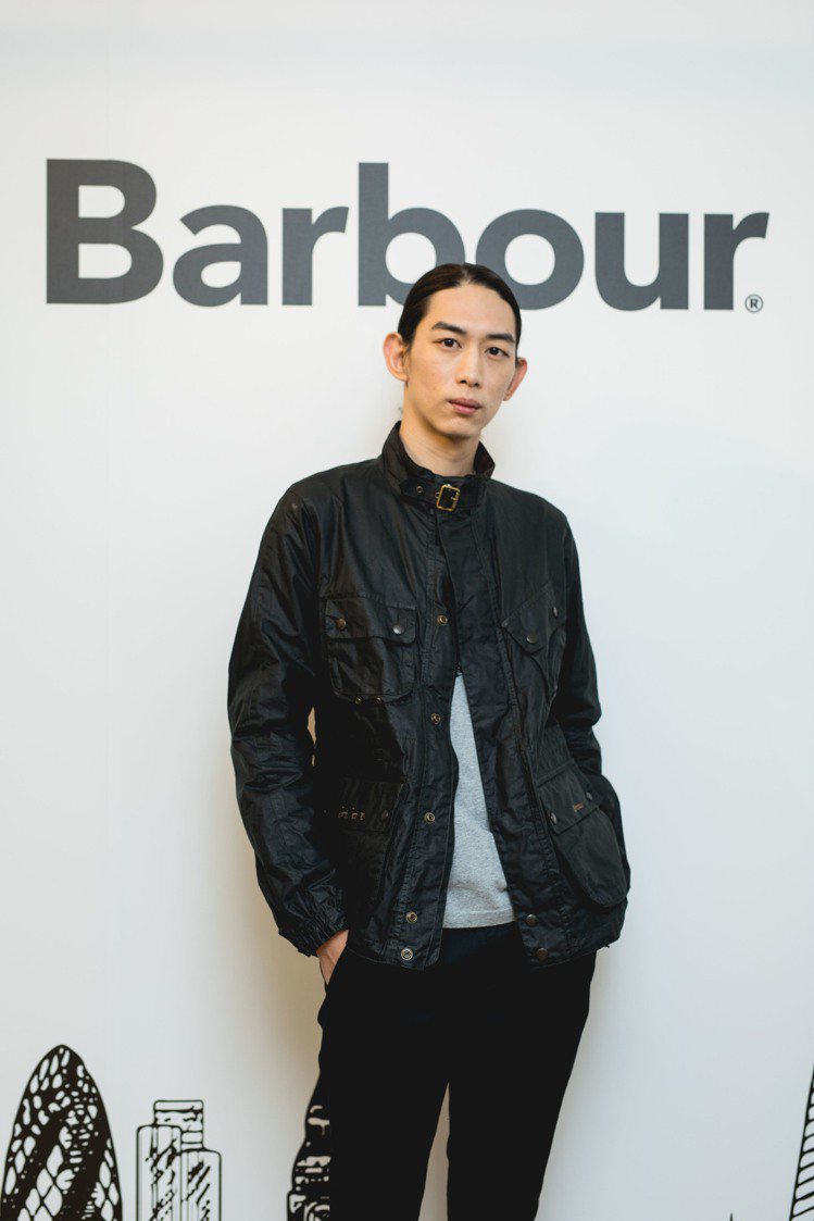 男模演繹Barbour與自行車品牌Brompton合作的系列。圖／Barbour...