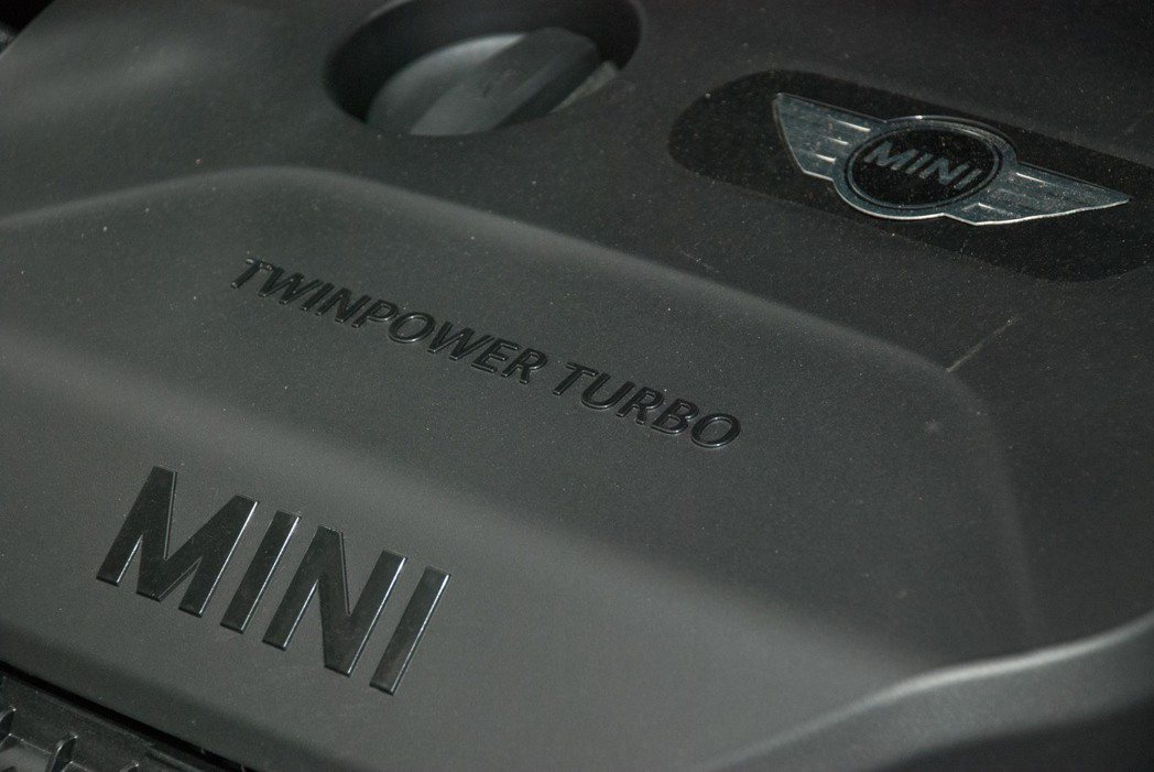2.0升 TwinPower Turbo 渦輪增壓直列四缸汽油引擎。記者林昱丞／...