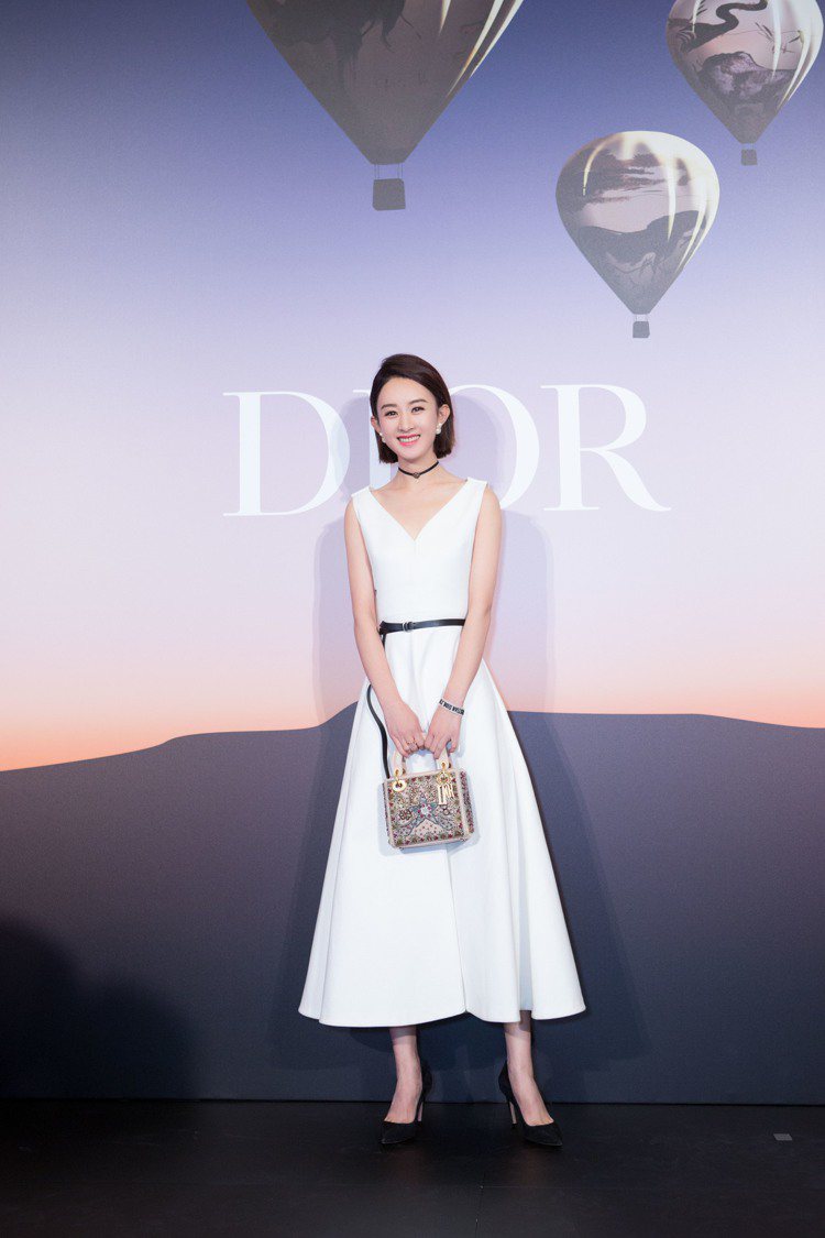 趙麗穎手拿Lady Dior彩色串珠愛心刺繡小牛皮迷你提包。圖／Dior提供