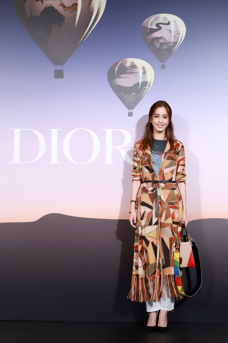 陳庭妮出席上海恒隆廣場旗艦店開幕活動，把斗篷大衣詮釋得相當出色。圖／Dior提供