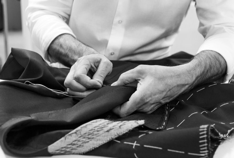 Cerruti 1881量身訂製服務均於義大利手工製作而成，過程需經160多項程序且耗時8個小時以上的縫製工藝。圖／Cerruti 1881提供