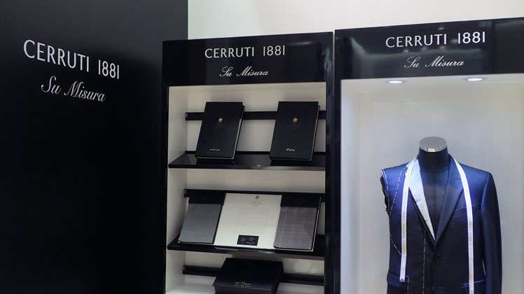 在Cerruti 1881的台北101專賣店中，陳列了可供訂製的布料、配件挑選區。圖／記者曾智緯攝影