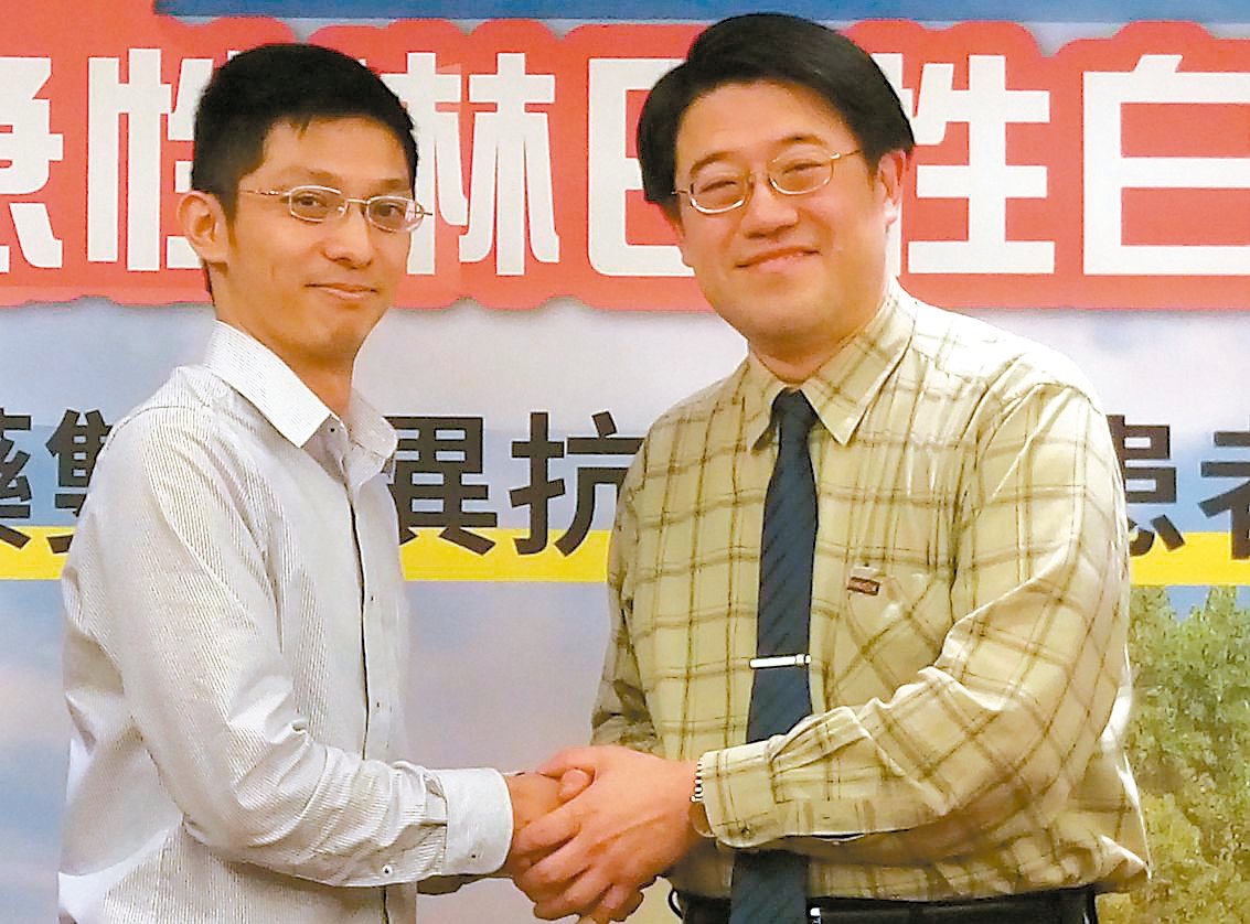 黃姓家醫科醫師（左）感謝中國附醫血液腫瘤科主任葉士芃（右）救治他的母親。