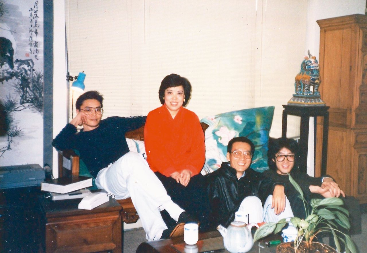 1989年2月，裴深言(左二起)、劉曉波、貝嶺，和他們的音樂家朋友在紐約法拉盛租...