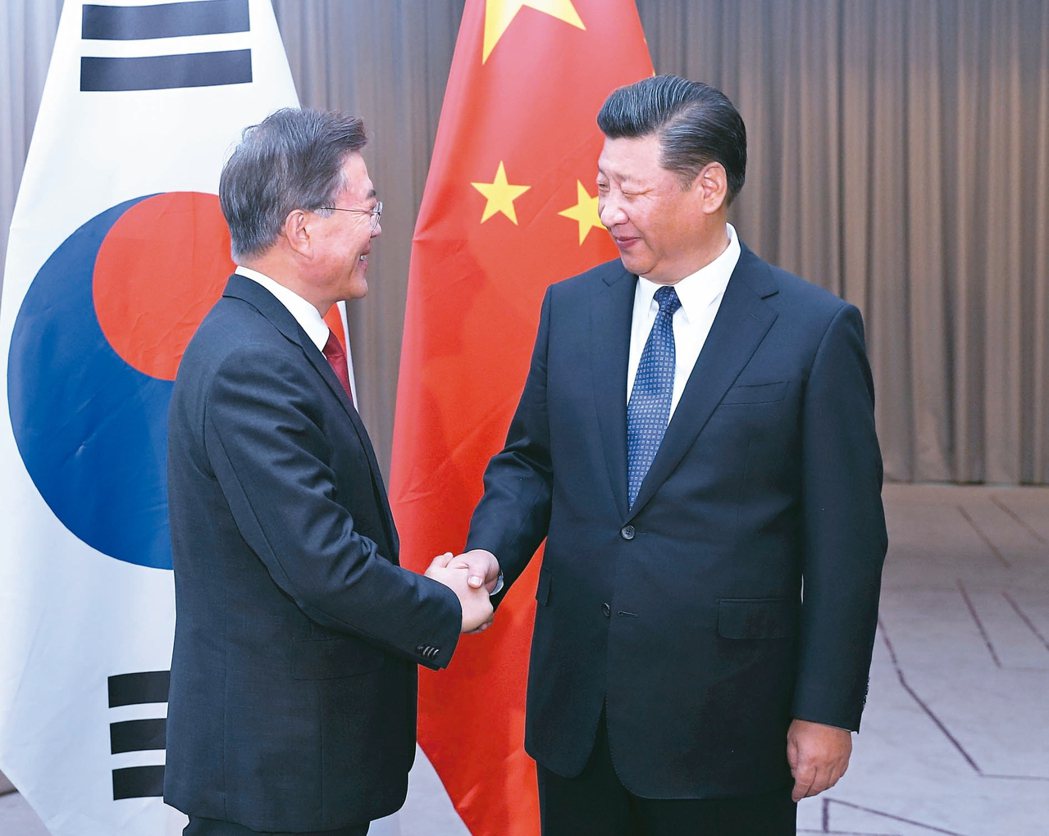 南韓與中國關係好轉，激勵韓股10月31日創新高。圖為南韓總統文在寅及中共領導人習近平。 新華社