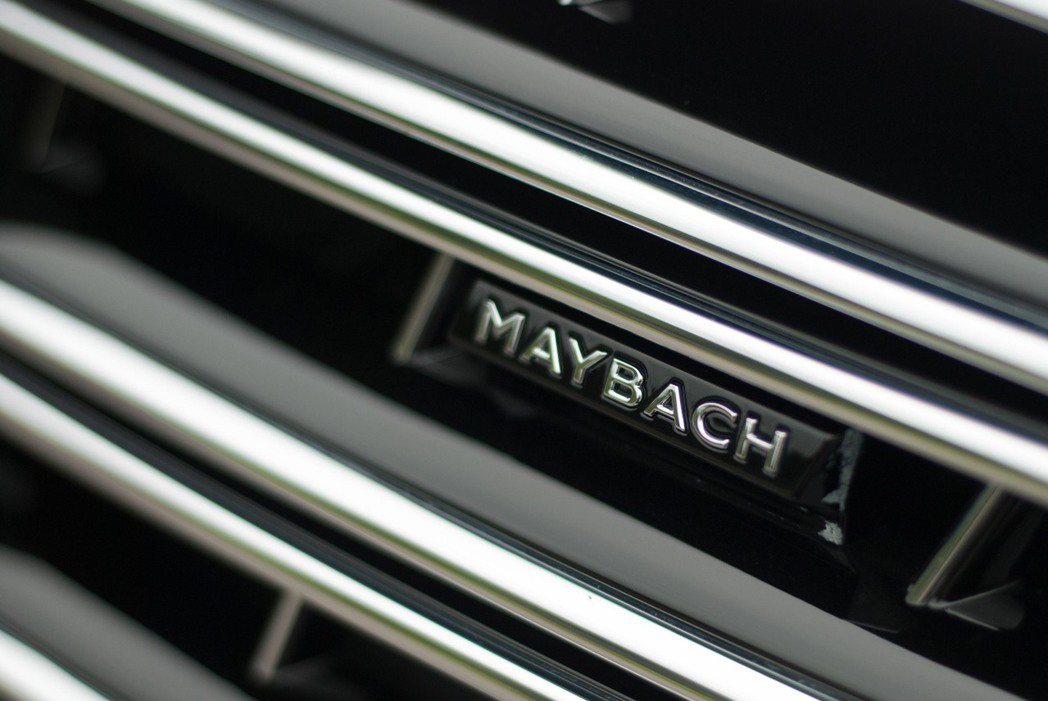 Mercedes-Maybach S650水箱罩上的銘牌。記者林昱丞／攝影