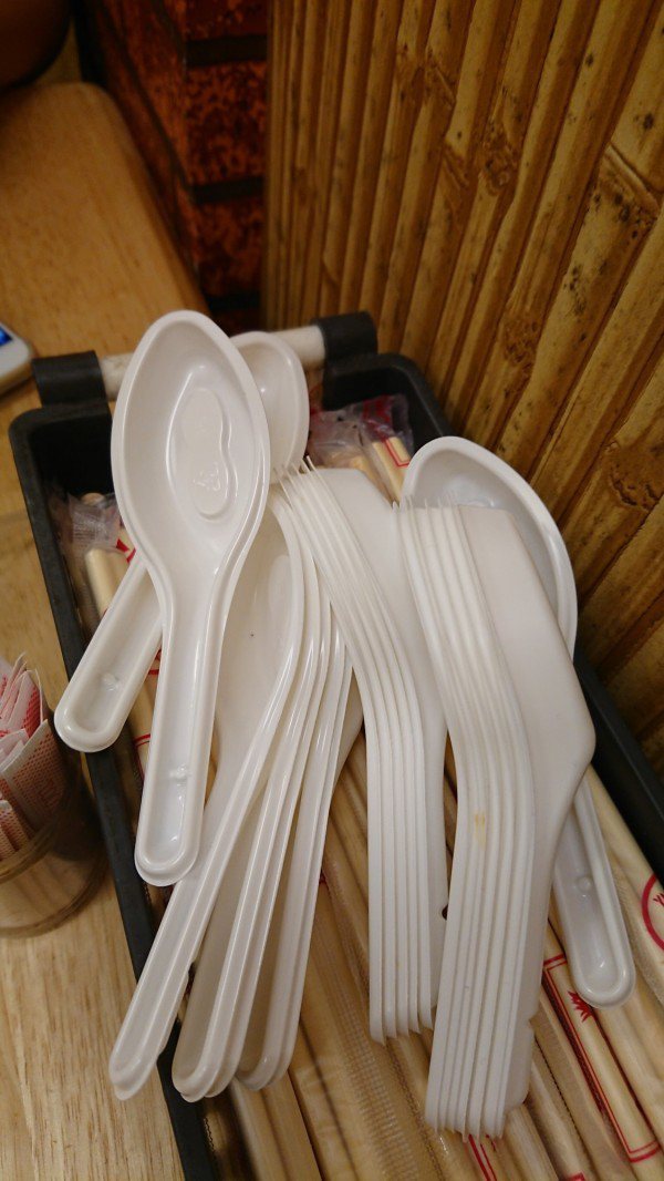 有網友在吃火鍋時發現店家提供的是不耐熱的免洗塑膠湯匙，讓他吃得「心驚驚」。圖／擷取至該網友貼文