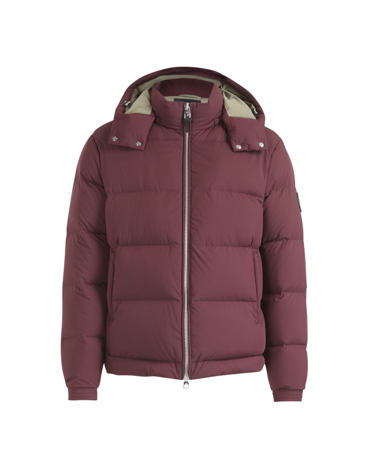 dunhill酒紅色羽絨連帽夾克，約42,000元。圖／dunhill提供