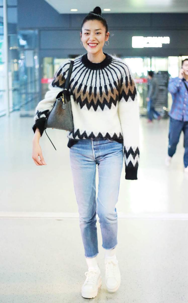 劉雯穿ERDEM x H&M系列毛衣，3,999元。圖／H&M提...