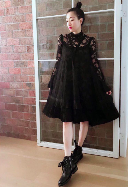 鄭秀文穿ERDEM x H&M系列黑色蕾絲洋裝，7,999元。圖／摘自I...