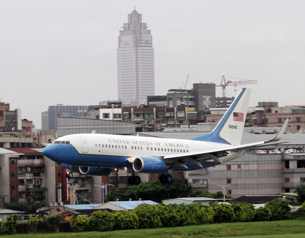 搭載美國國會議員的C-40行政專機，在松山機場降落，是波音737的軍用版。 圖／...