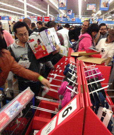 沃爾瑪超市開賣特價商品後，民眾瞬間搶購。 圖／報系資料照片