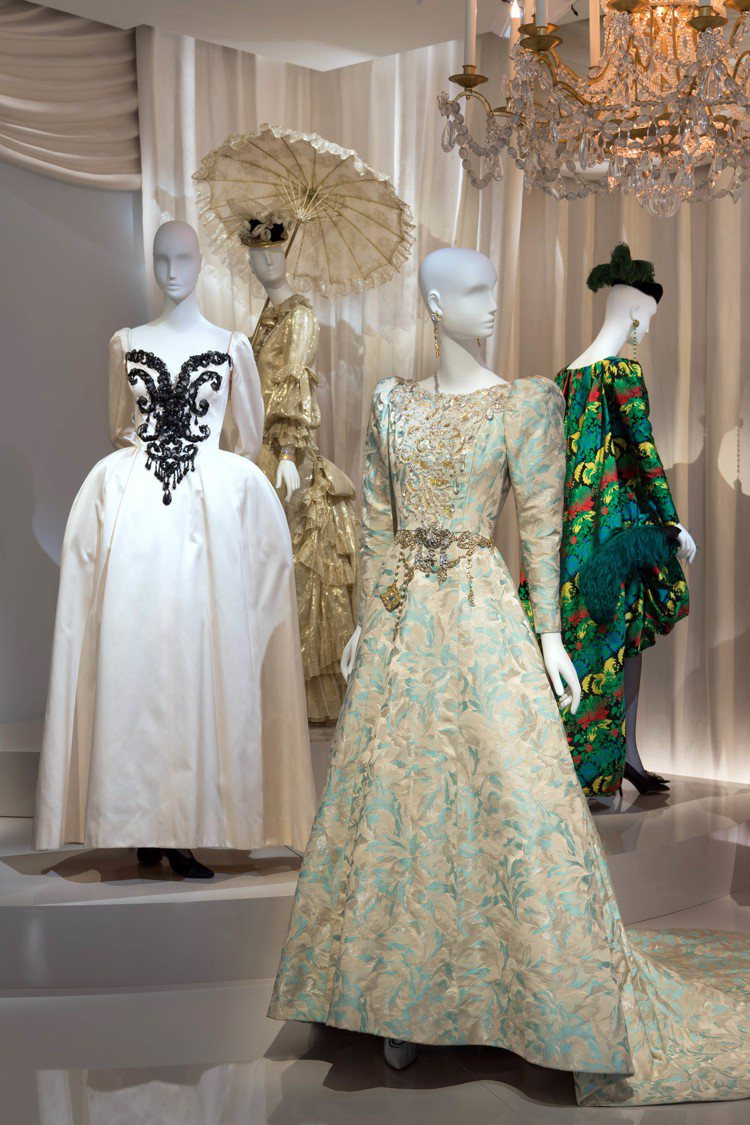 巴黎聖羅蘭博物館內展出典藏的高級訂製服。攝影：Luc Castel。圖／Fondation Pierre Bergé - Yves Saint Laurent提供