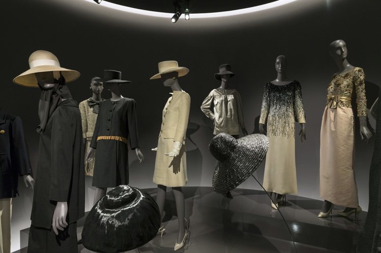 巴黎聖羅蘭博物館內展出典藏的高級訂製服。攝影：Luc Castel。圖／Fondation Pierre Bergé - Yves Saint Laurent提供