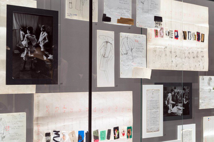 書房牆上展示聖羅蘭先生的手繪稿和工作表格。攝影：Luc Castel。圖／Fondation Pierre Bergé - Yves Saint Laurent提供
