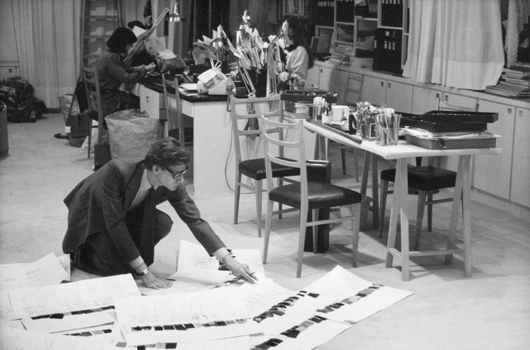 1986年工作中的聖羅蘭先生。圖／Fondation Pierre Bergé - Yves Saint Laurent提供