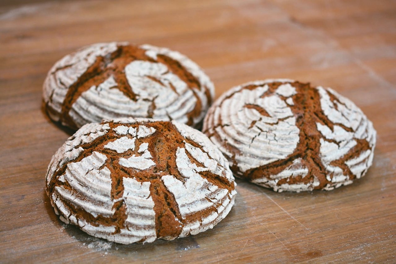 依照不同比例，可以做出不同風味的裸麥麵包。