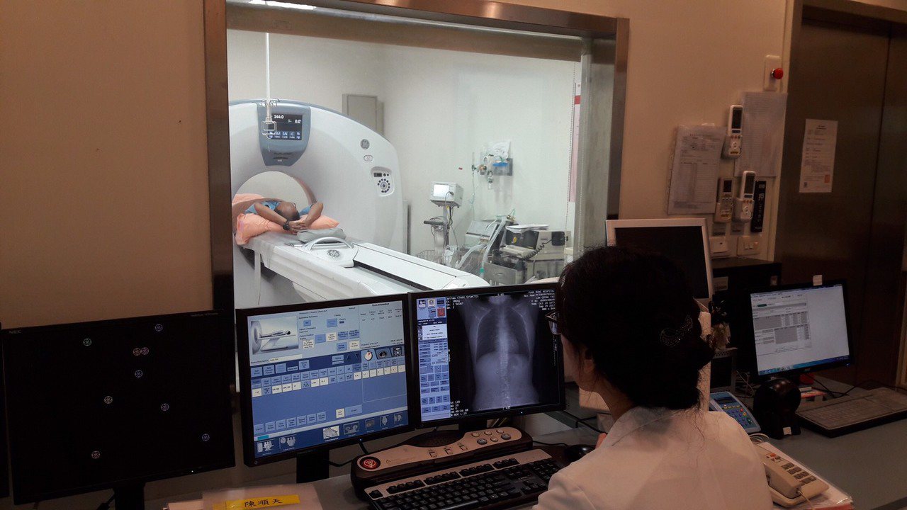 接受低劑量電腦斷層掃描可及早檢查是否罹患肺腺癌。