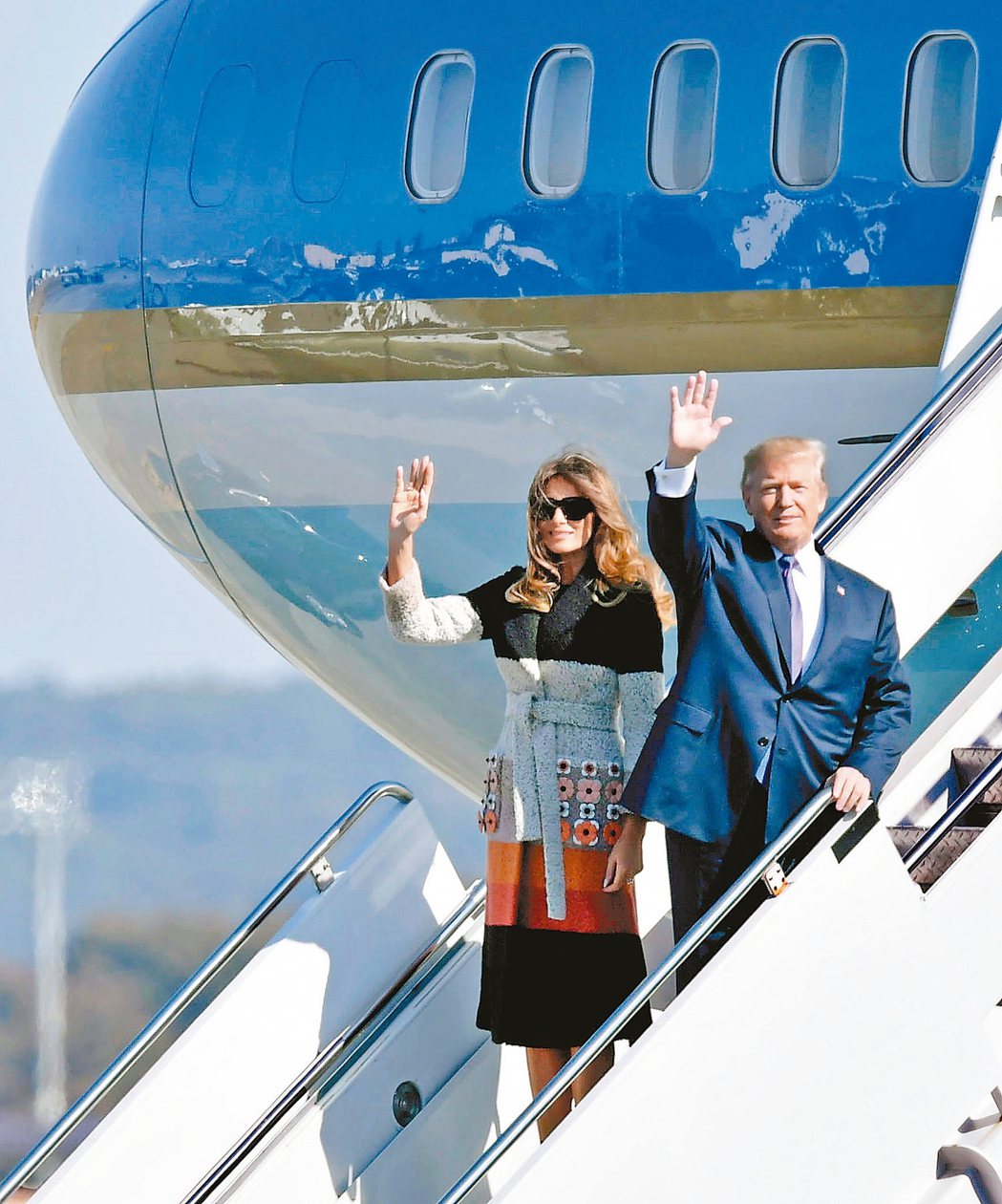 美國總統川普與第一夫人梅蘭妮亞5日搭乘「空軍一號」抵達日本橫田空軍基地。 美聯社