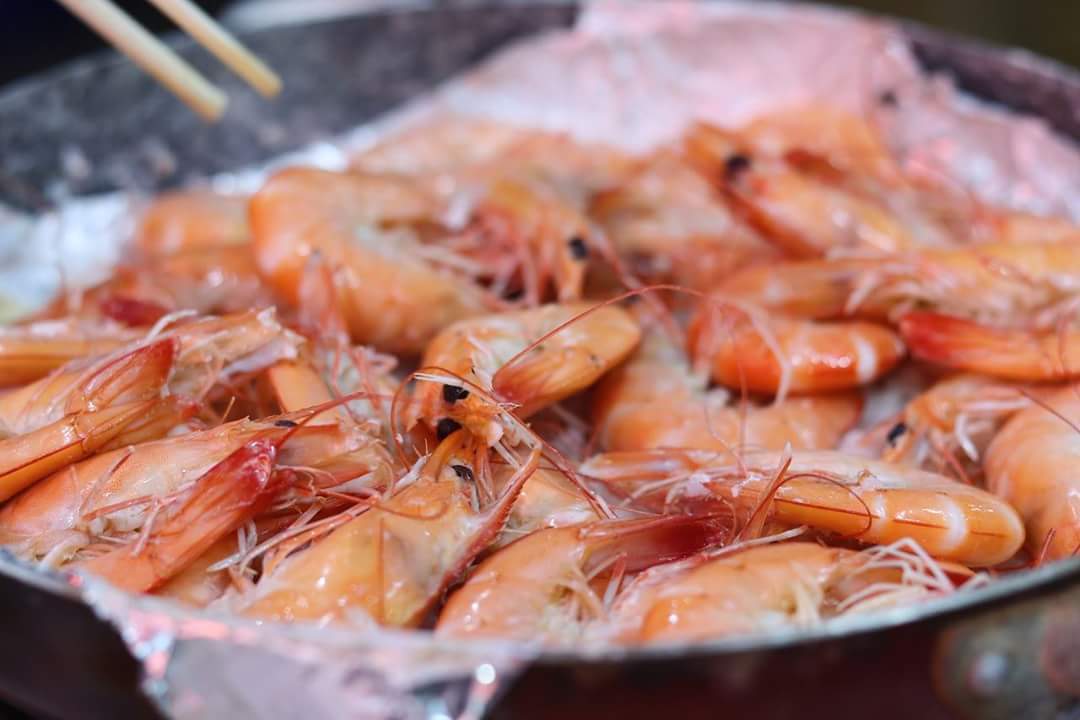 火鍋煮蝦是蝦體的細胞膜因加熱而破裂，細胞液及蝦紅素跟著流出，所以橘紅色的漂浮物才會浮現在火鍋中，這是正常現象，與中毒無關。圖╱農委會提供