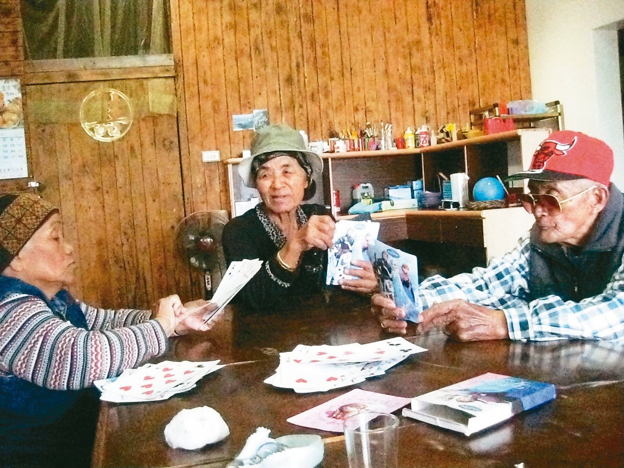 屏東德文家托站是頭目所捐，排灣族的長輩可以在這裡玩超級放大版的撲克牌。