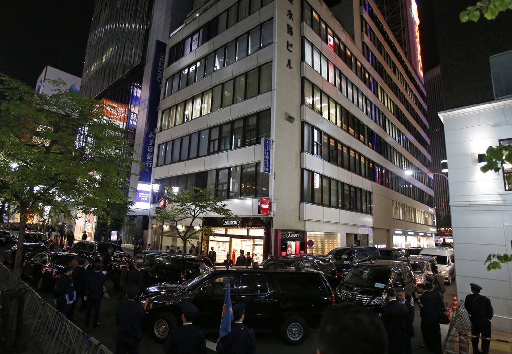 歐巴馬2014年訪日時和日相安倍到東京銀座「數寄屋橋次郎」壽司店用餐，當天晚上這...