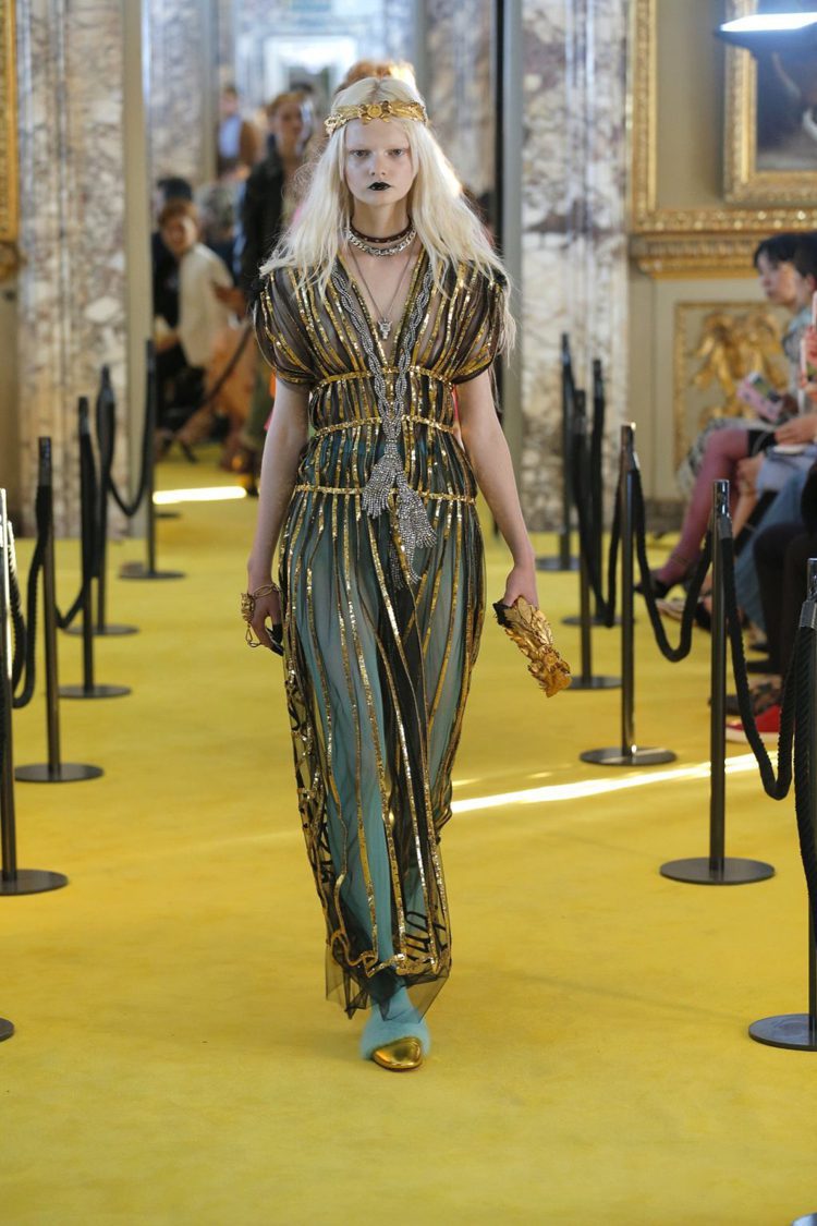 Gucci 2018早春系列薄紗禮服，以金色刺繡描繪立體線條的服裝更以2D的視覺...